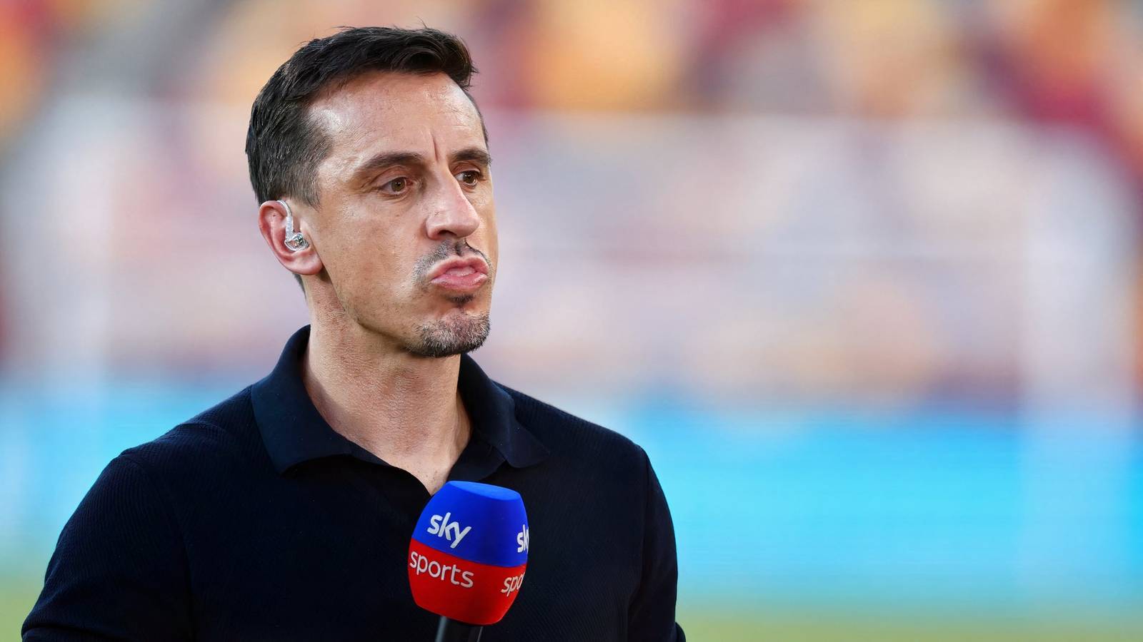 Pekerja Marah Serang Gary Neville Setelah Kontroversi Union Jack Pekerja Marah Serang Gary Neville Setelah Kontroversi Union Jack