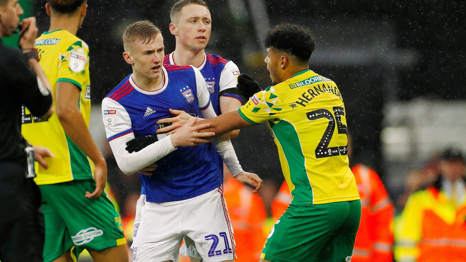 Penggemar Norwich City Perhatikan Ipswich Town vs Charlton Athletic