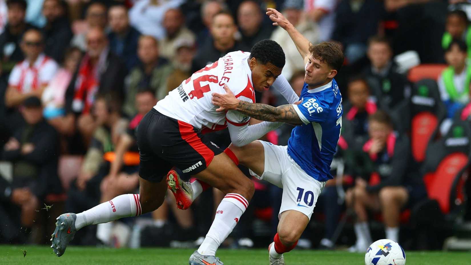 Championship - Southampton v Portsmouth - St Mary's Stadium, Southampton, Britain - September 14, 2025 Southampton's Shea Charles in action with Portsmouth's Adrian Segecic Action Images/Matthew Childs 