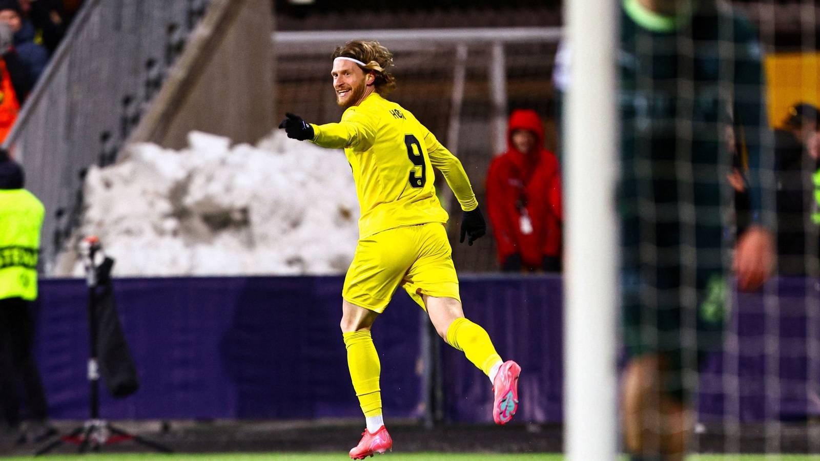 'It feels a bit odd' - Claim made on Norwich City move for Kasper Hogh ...