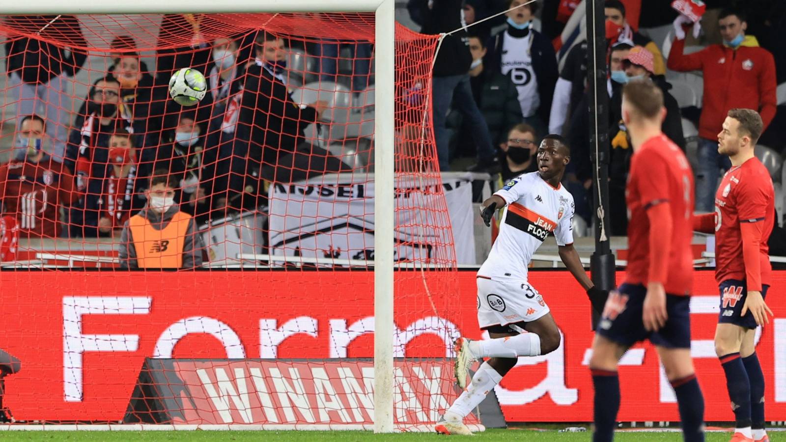 Derby County & Charlton Athletic submit offers to sign free agent striker